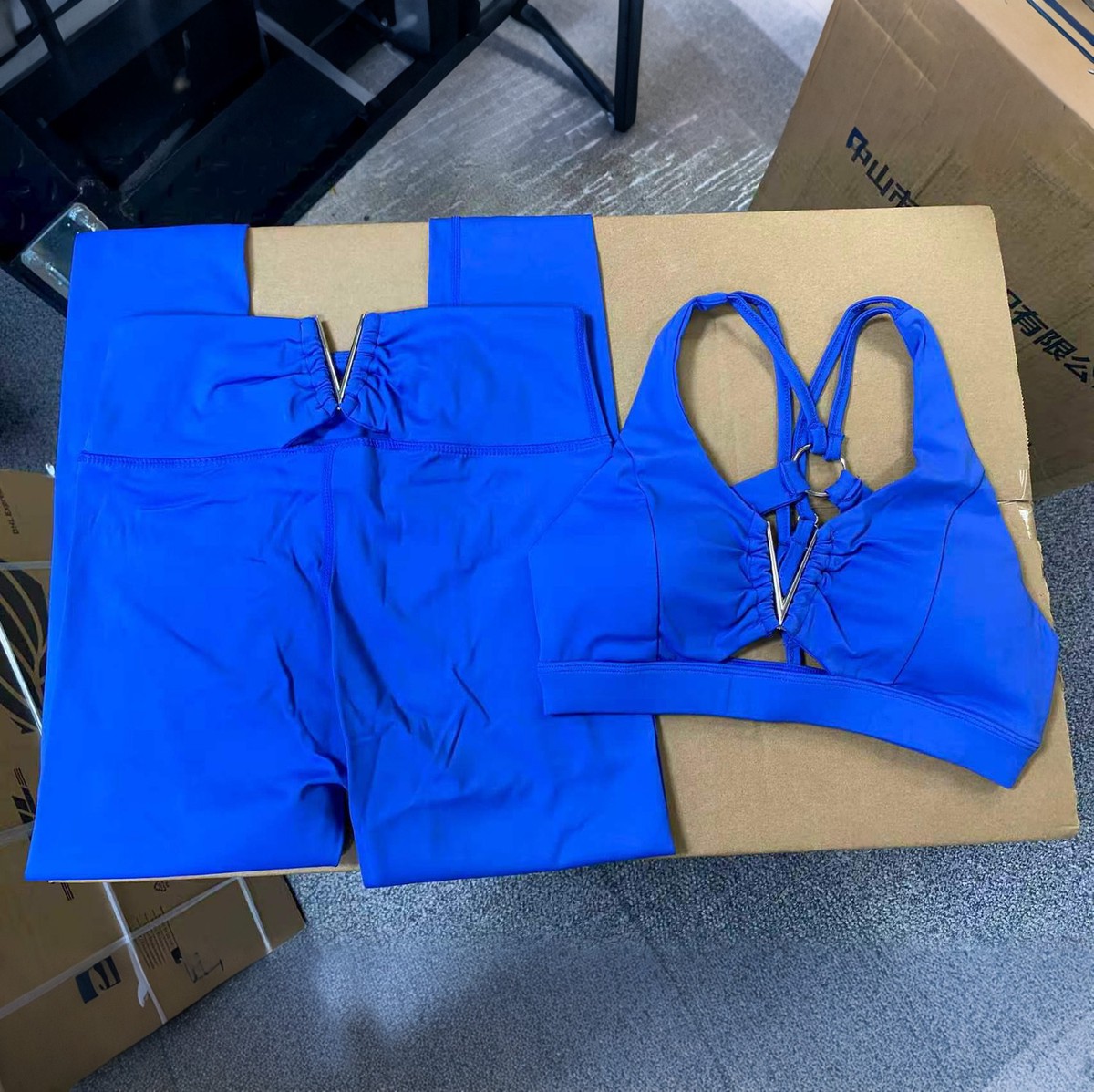 Custom Logo Solid Color Sweat-Wicking 2 Pieces Yoga Suit Running Workout Crossover-Strap Push-Up Women Fitness Gym Sets