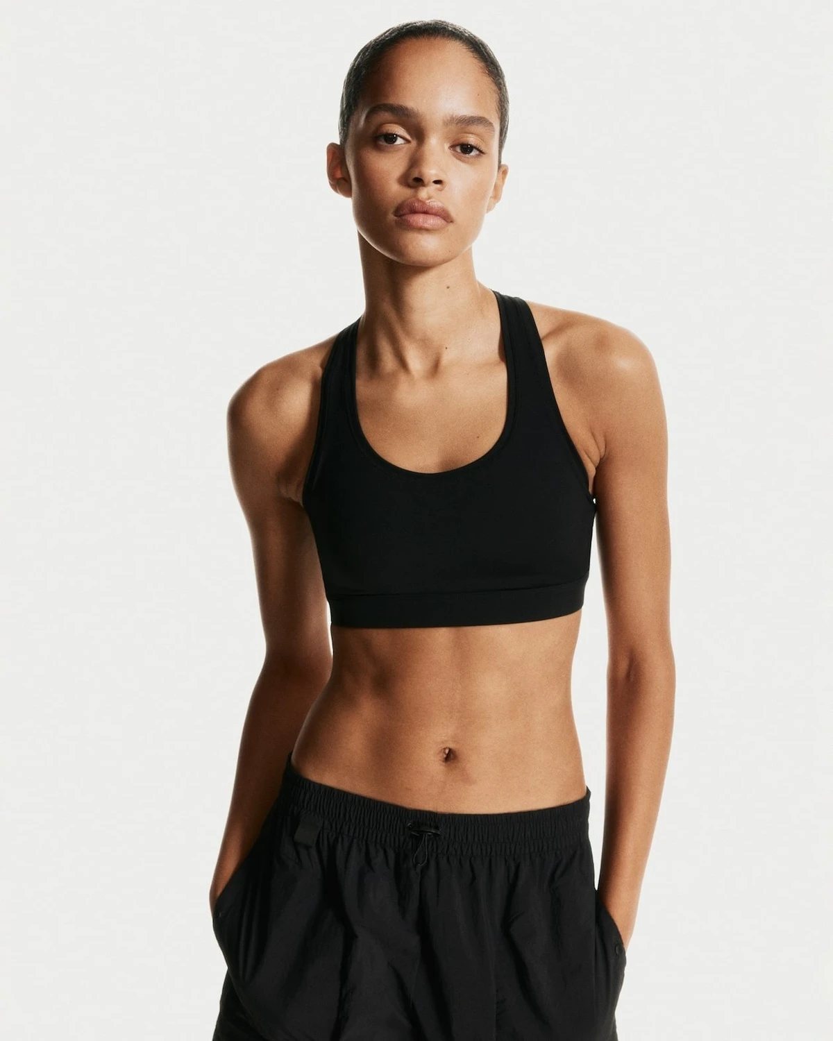 Wholesale Women's Breathable Workout Gym Fitness Bras U Neck Cross Back Yoga Sports Bra Medium Support Removable Pads Front