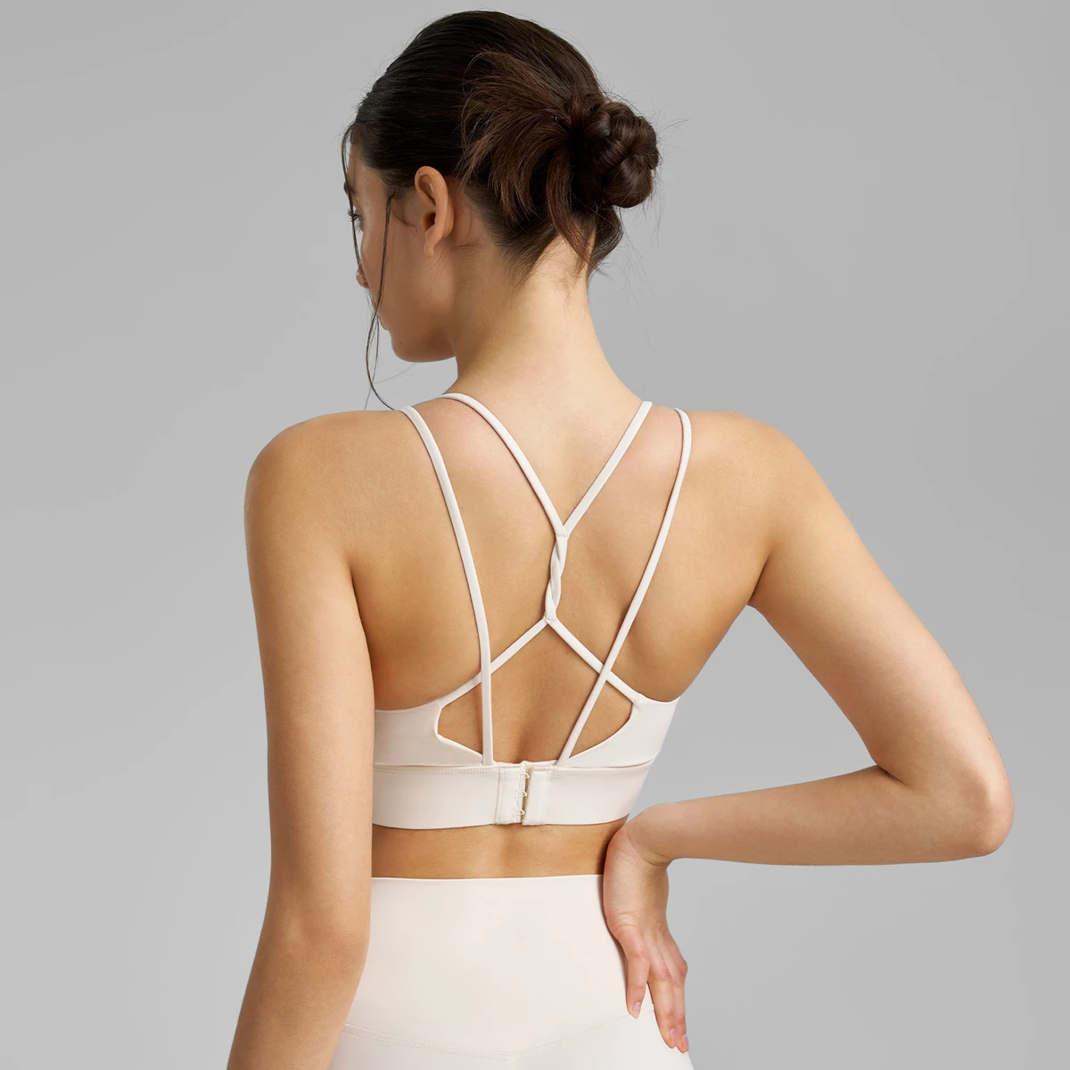 High Support Breathable Spandex/Nylon Wrinkle-Resistant Solid 220g Sports Bra Women U-Neck Crisscross Straps Yoga Tank Top Fixed