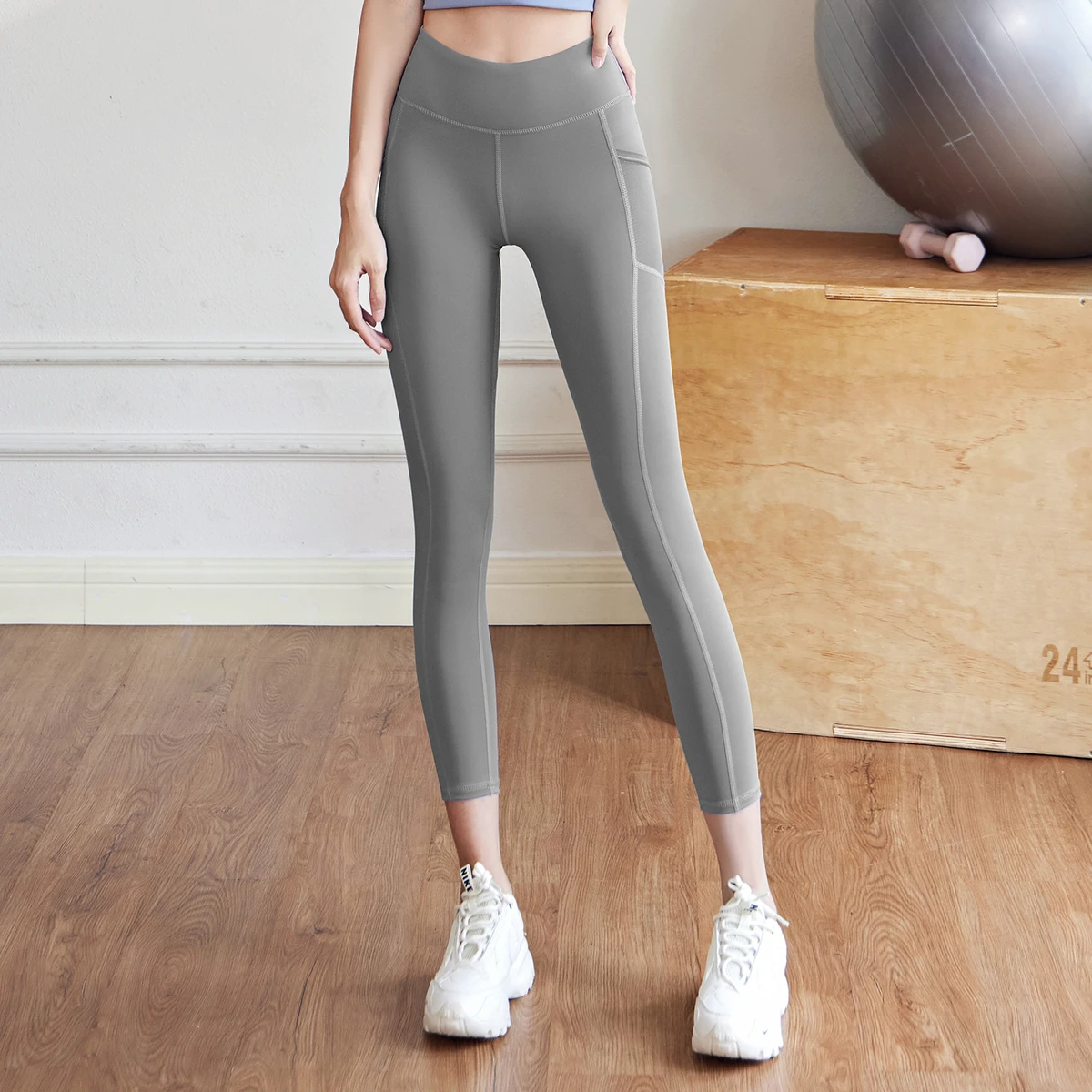High-Waist Nude-Feeling Yoga Pants for Women with Peach Mesh Side Pockets and Butt-Lifting Design