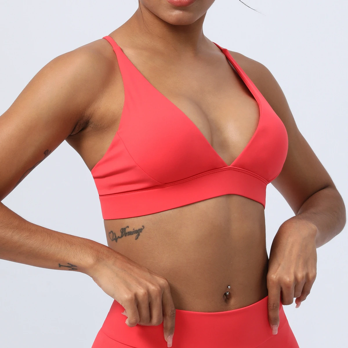 Hot Sale High Quality Women's Sexy Deep V Sports Bra Back Cross Straps Padded Low Support Activewear Gym Fitness Sports Bra