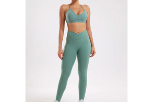 Women yoga set with breathable softness and flexible design for gym and casual moments.