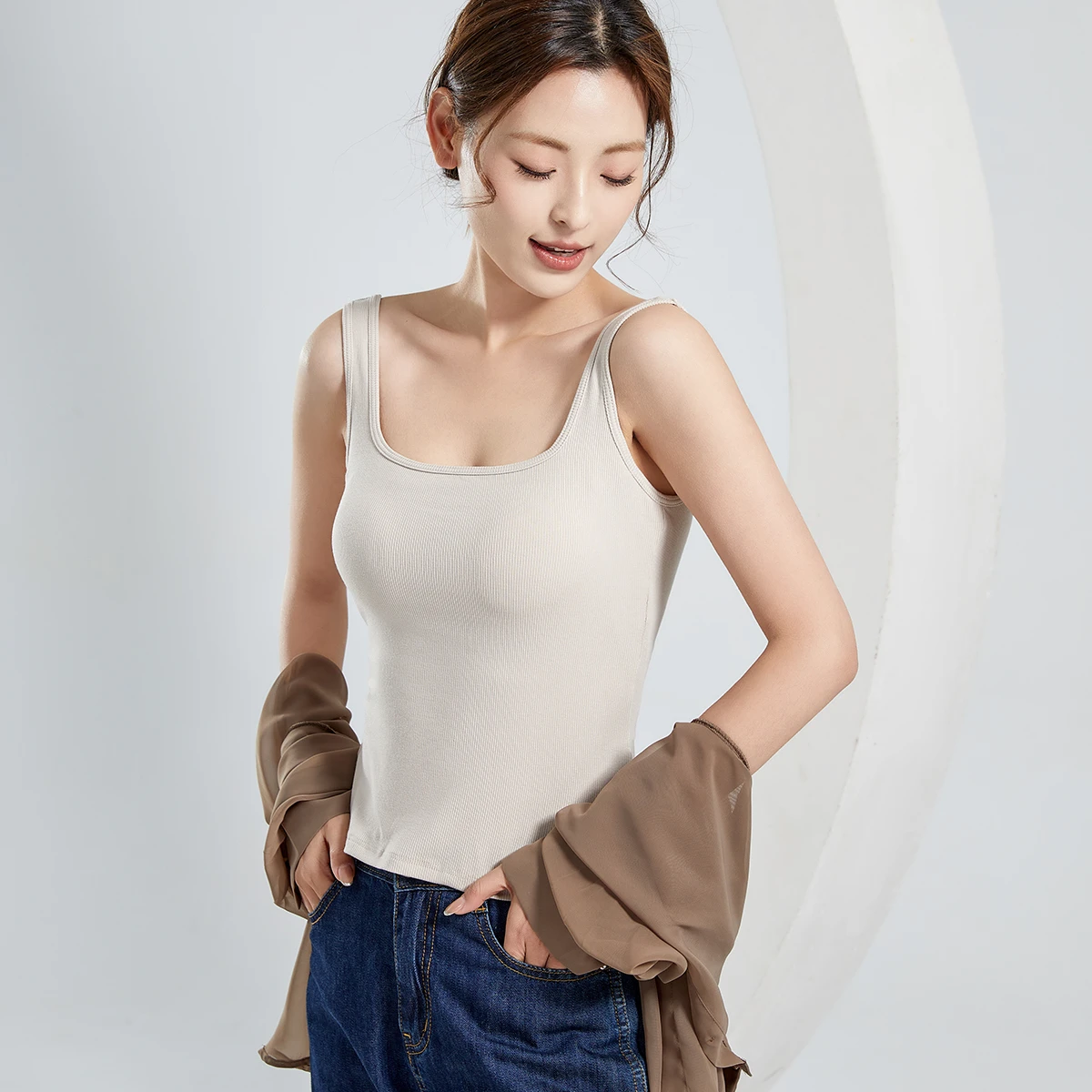 Women's All-in-One Casual U-Shape Camisole Breathable Knitted Fabric Size One Size Crop Built-In Bra Low Back Base Tank Tops
