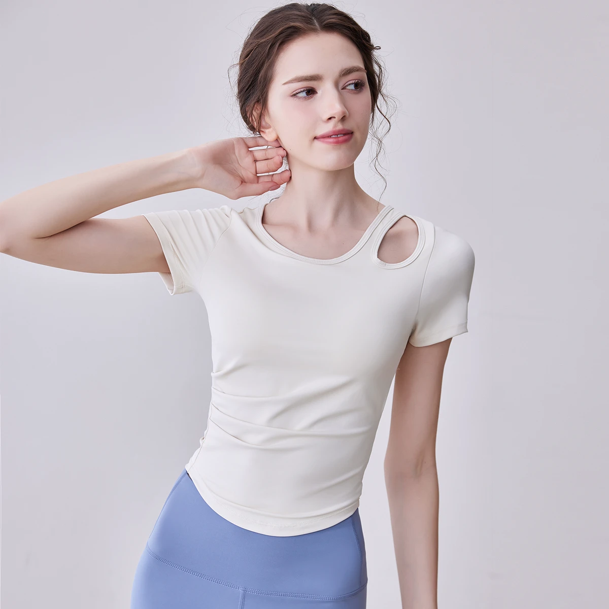 Breathable Lightweight Plus Size Yoga Top Four-Way Stretch Hollow Pleated Short Sleeved Shirt with Seamless Design