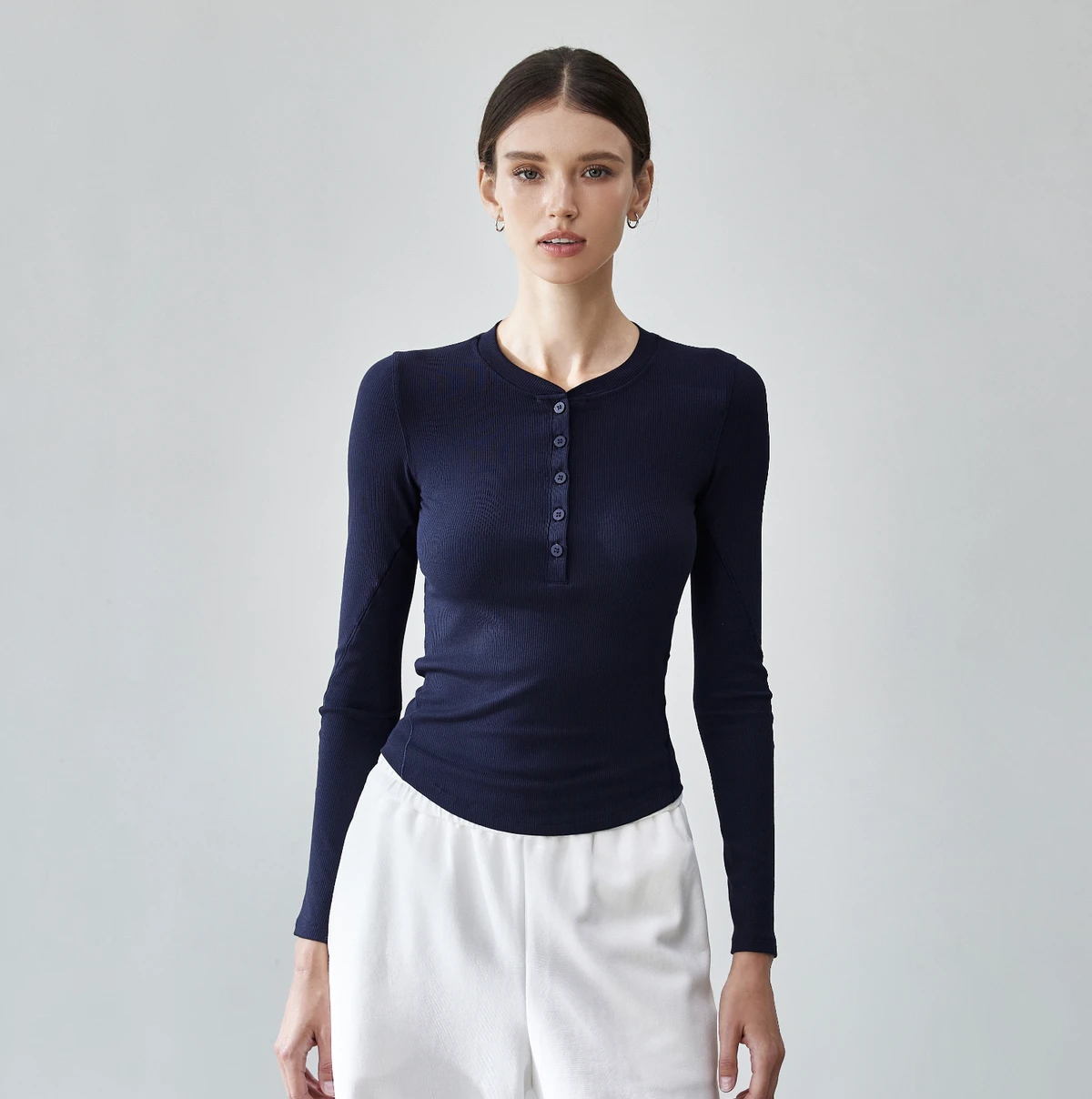China Factory Lightweight Slim-fit Yoga Top Long Sleeve Sports T-shirt Henley Collar Breathable Fitness Training Top for Woman