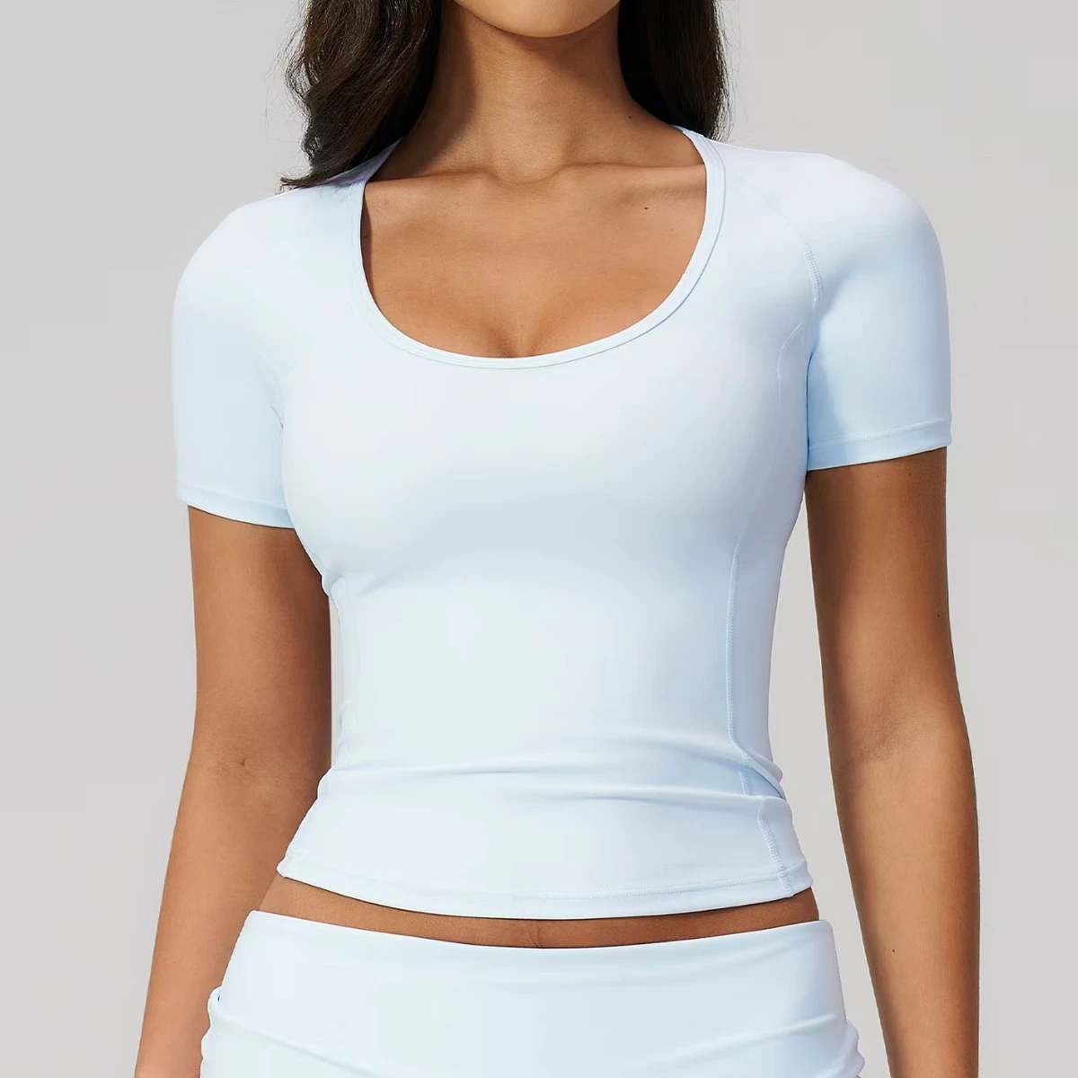 Brushed Soft Scoop Neck Workout T-Shirt, Fitted Structured Short Sleeve Yoga Top with Extended Hem for Women