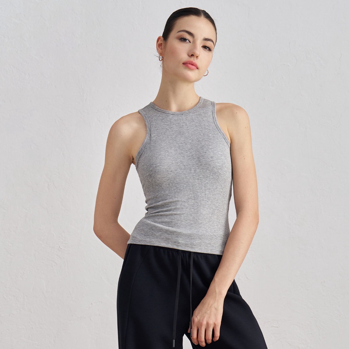 2024 Woman Blank Colors Sleeveless Round Neck Slim Fit Padded Gym Tank Top Breathable Wire Free Skinny Ribbed Yoga Tops