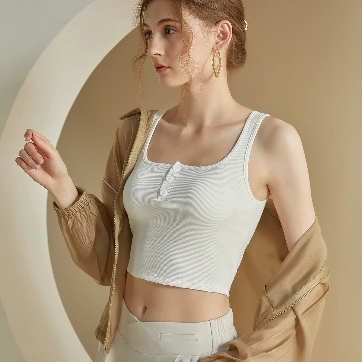 Women's High Quality Crop Top Built-In Bra Square Neck Tank Top Casual Active Fashion Short Sleeveless Camisole Button Wholesale