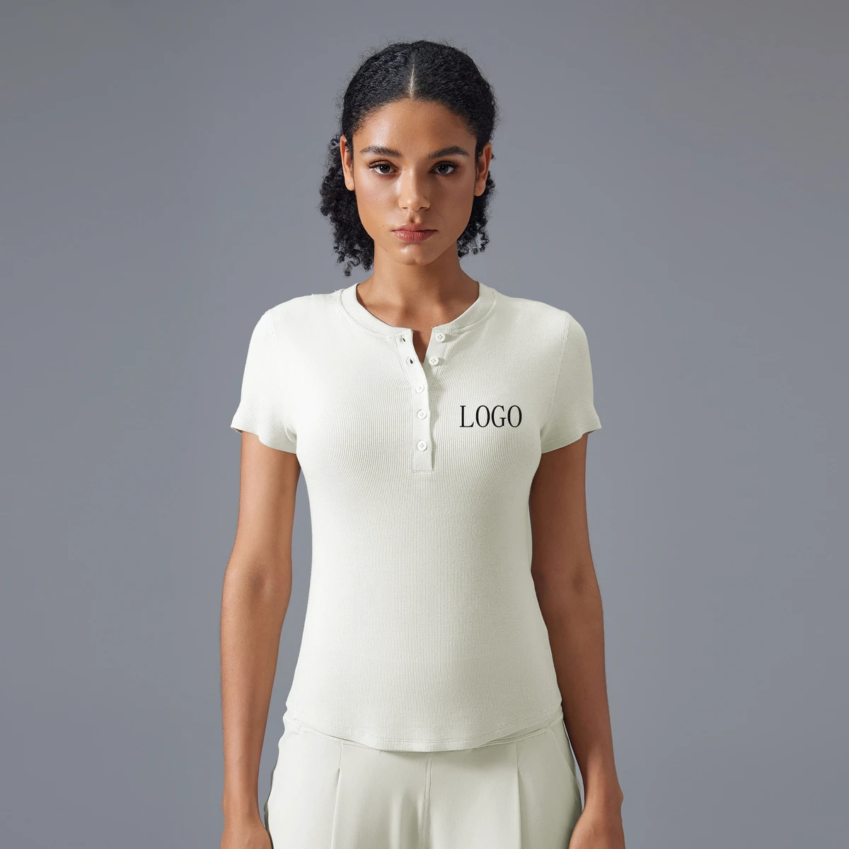 Women's Breathable Nude Solid Gym Yoga Top High Elasticity Slim Crop Top Fashionable Outdoor Sports Wear Customized Logo T-Shirt
