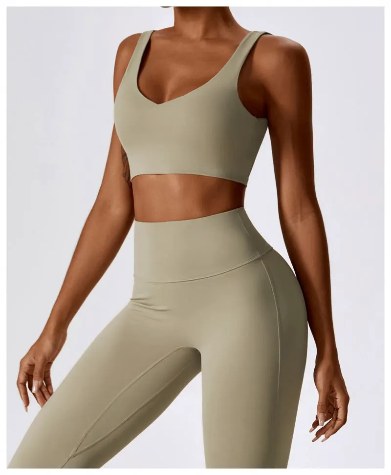 Women's Simple Black Gym Fitness Sports Bra Deep V Design Workout Crop Top Breathable Soft Wide Shoulder Straps Beautiful Yoga