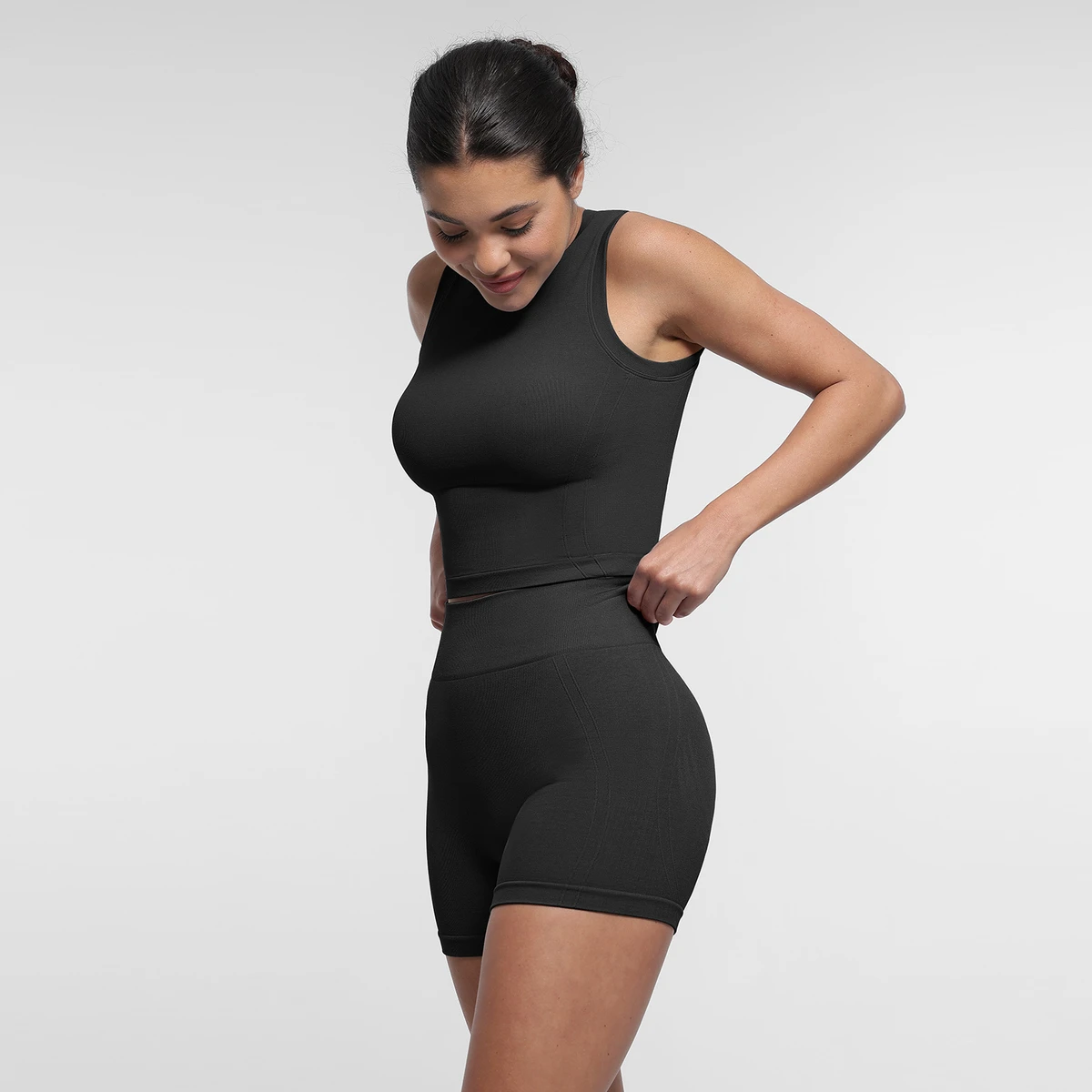 Vractivewholesale 2-Piece Fashion Fitness Set Removable Cup Bra Anti-Roll Seamless High Waist Ankle-Length Sports Shorts