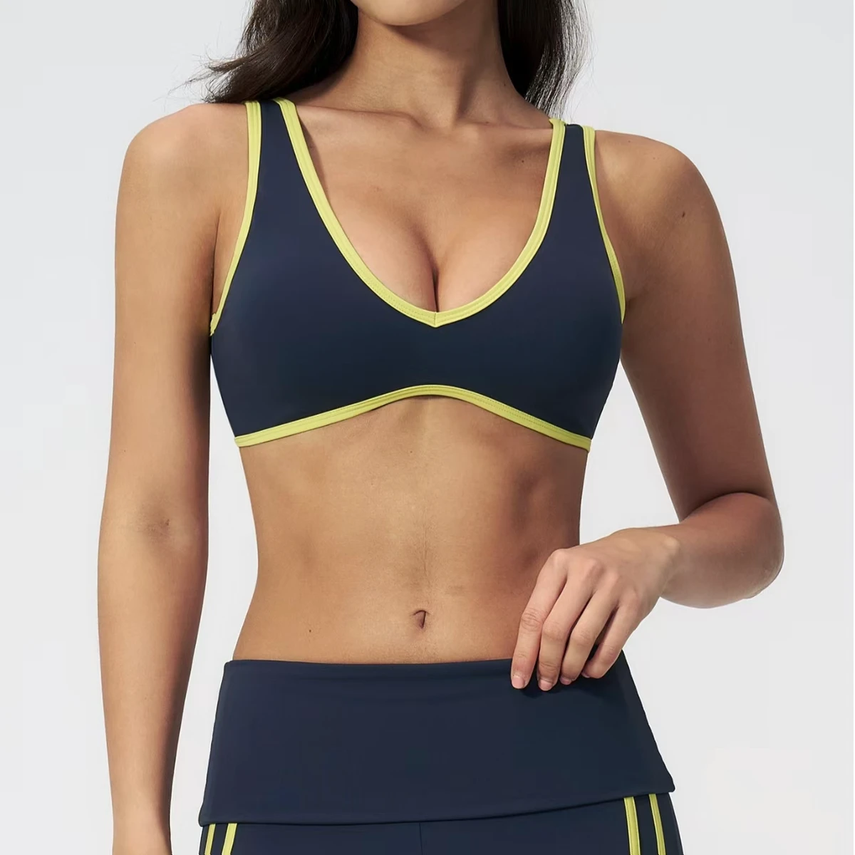 V-Neck Cutout Back Sports Bra, Color Block Medium Support Yoga Bra for Pilates & Running
