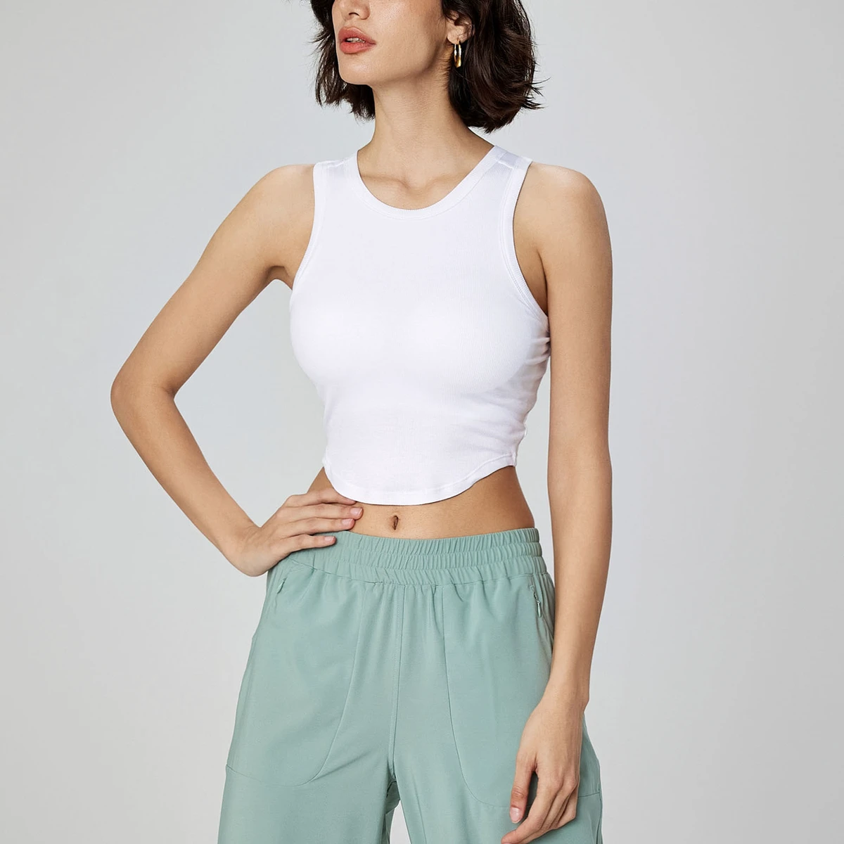 Hot Sales Round Neck Sleeveless Curved Bottom Cropped Running Tops Half Fixed Pads Skinny Ribbed Basic Yoga Tank Top