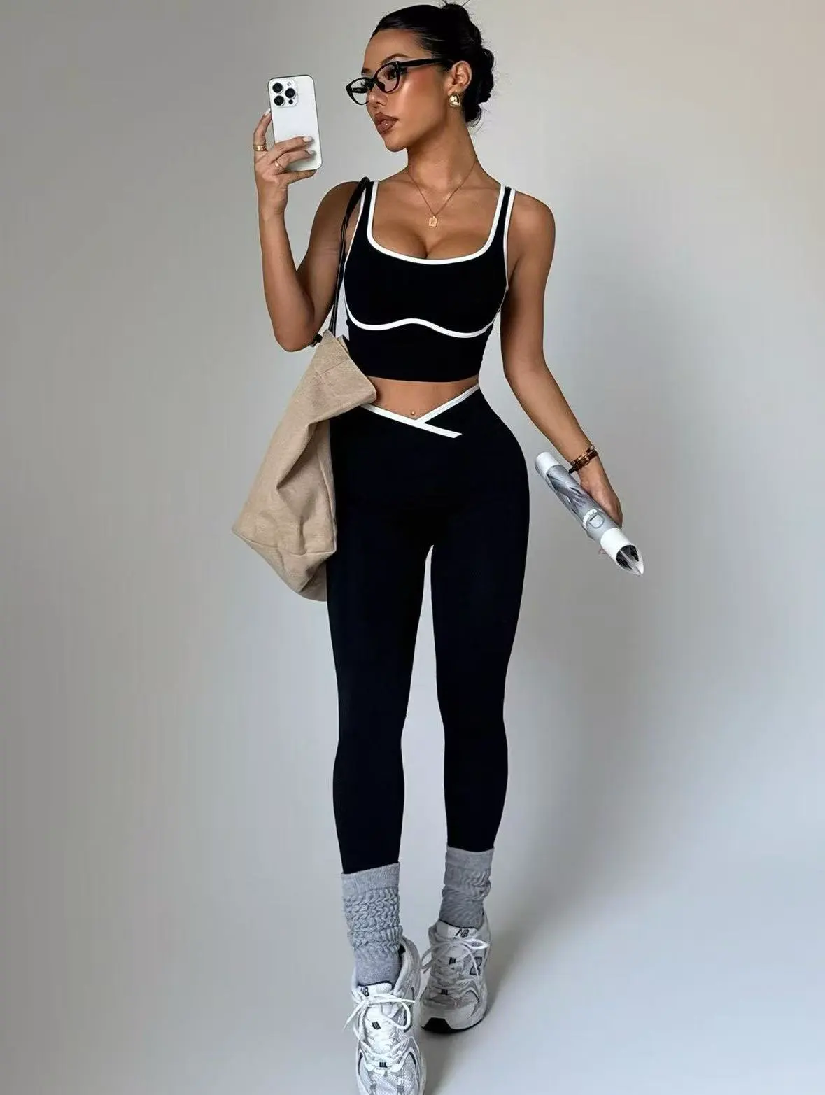 Hot Style Black Low-Rise Yoga Pants Feature a Matching Black Fitted Design Making Them Perfect for Women's Exercise