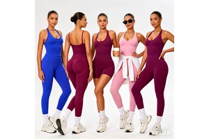 Professional Factory Custom Seamless Yoga Wear High Waist Halter Tank Tops Solid Sportswear Manufacturer's Customizable Yoga Set